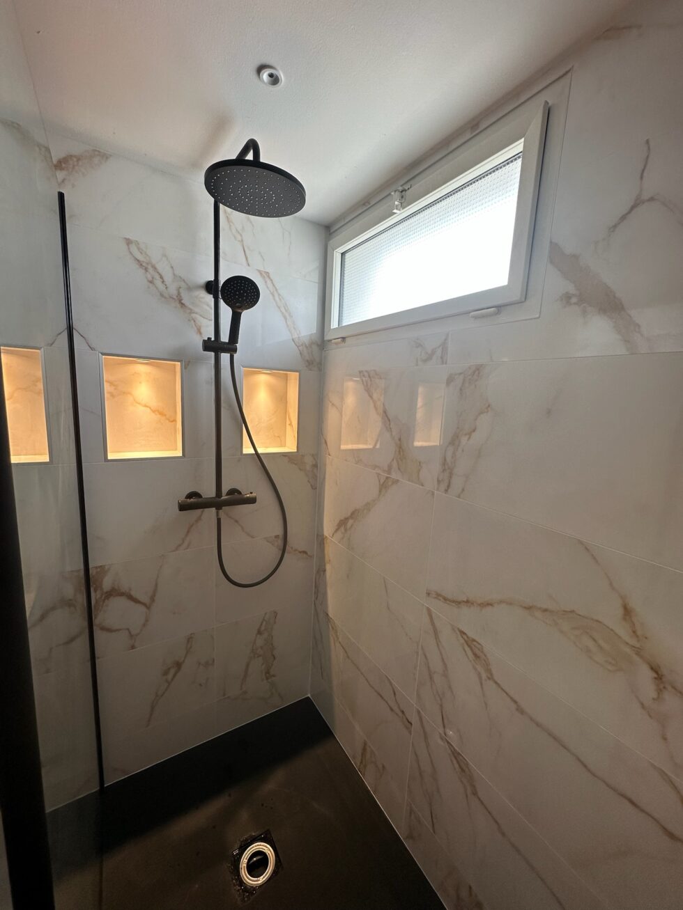 carrelage-douche-effet-marbre-niches