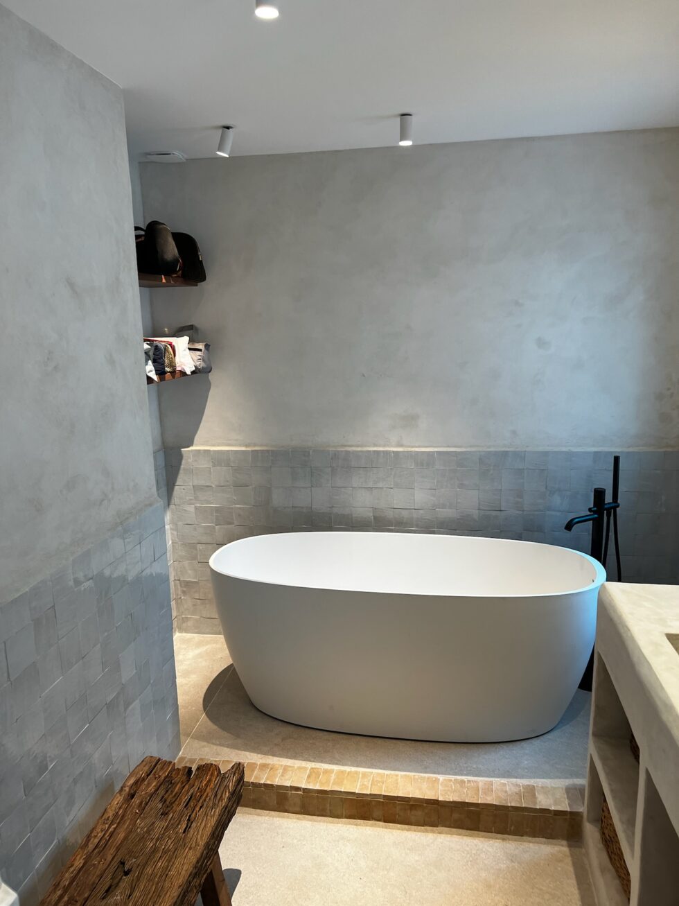 carrelage-salle-de-bain-baignoire-ilot-faience-grise
