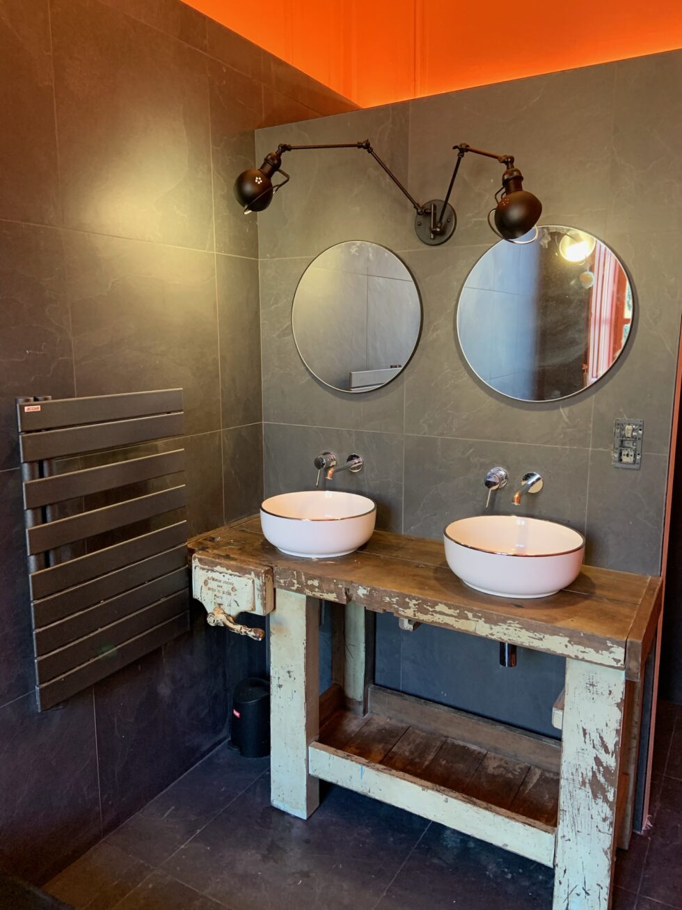 carrelage-salle-de-bain-gris-double-vasque