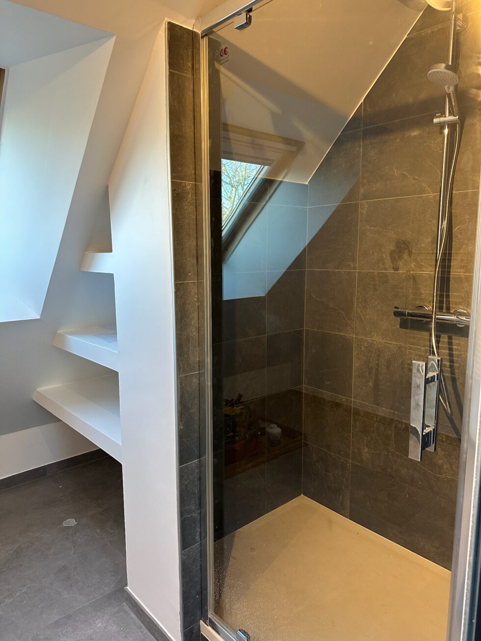 carrelage-douche-gris-sous-pente