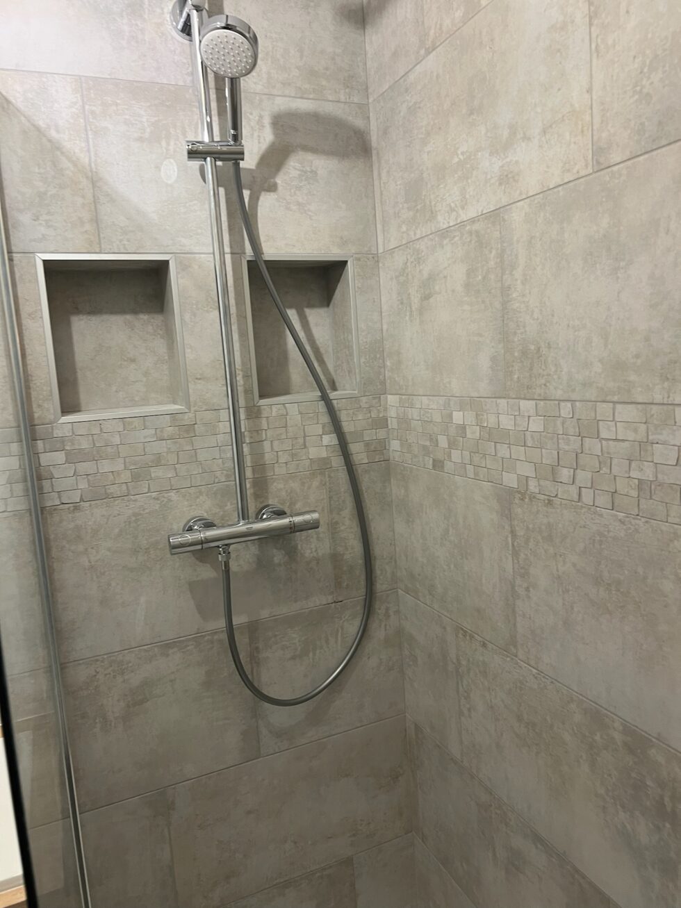 carrelage-douche-gris-mosaique