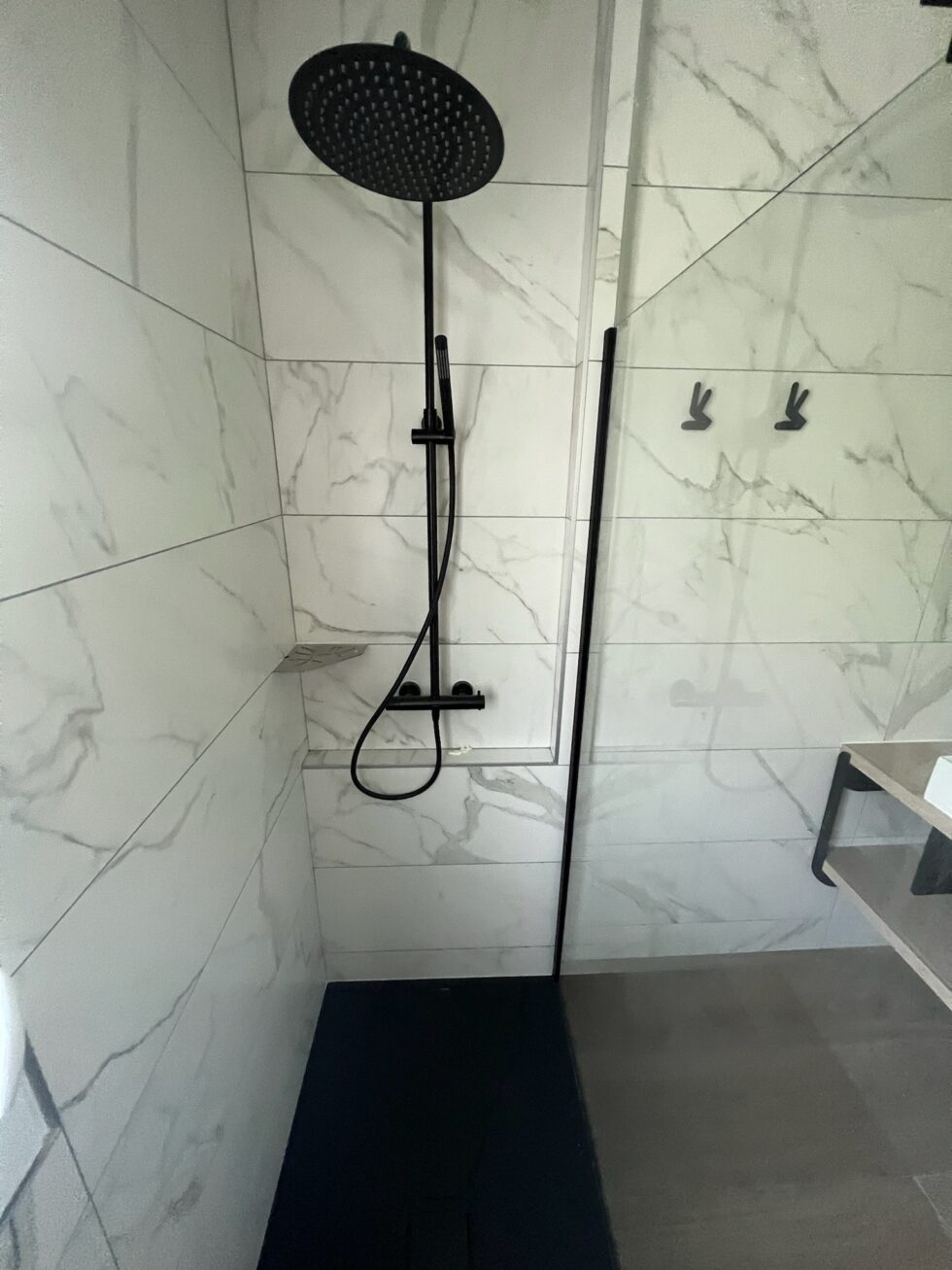 carrelage-douche-effet-marbre