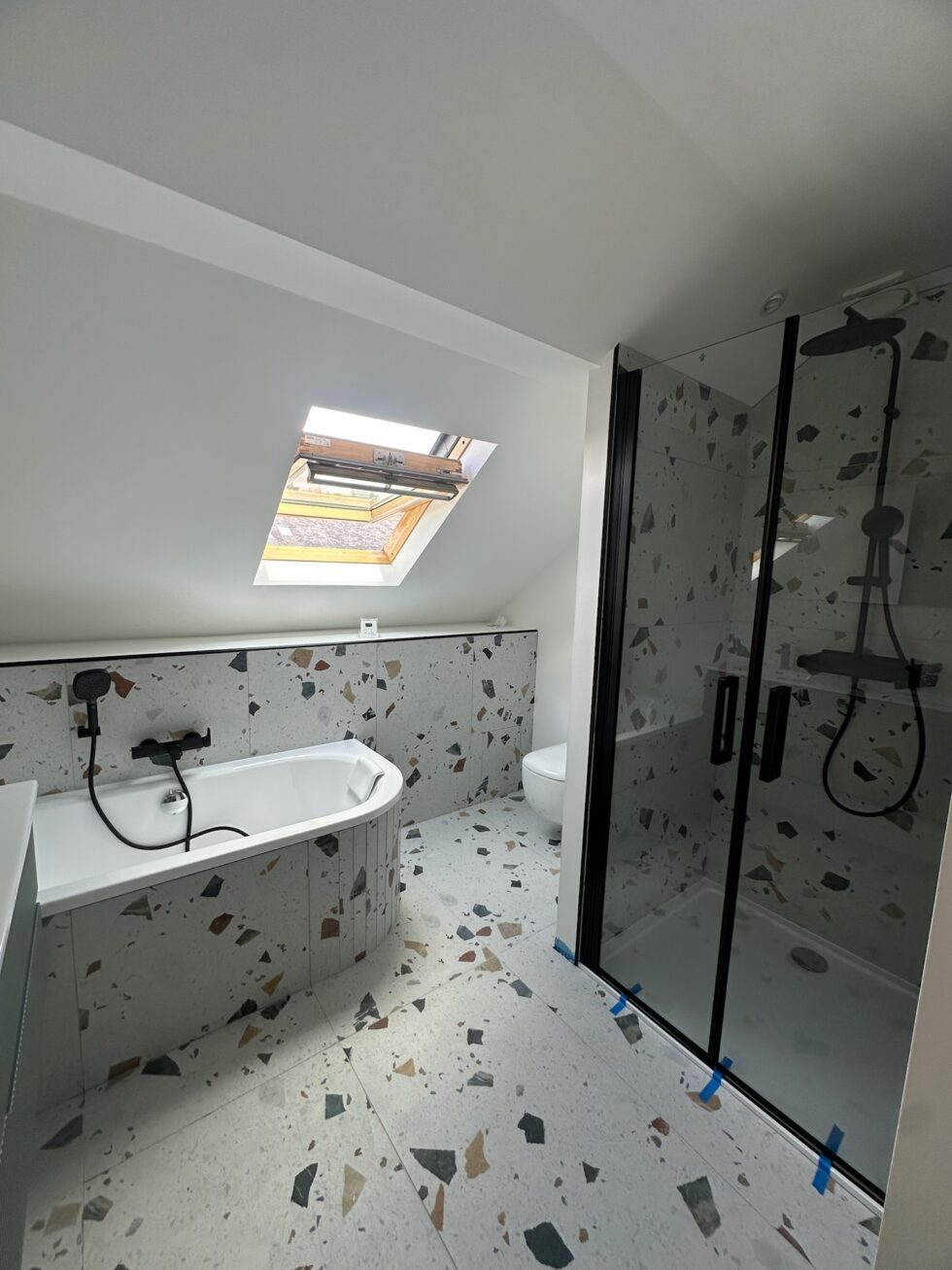 carrelage-salle-de-bain-effet-terrazzo